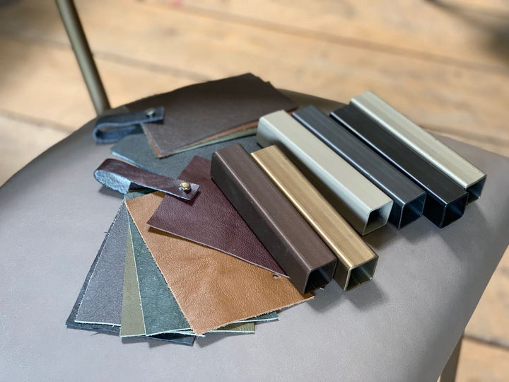 Küchenstuhl Leder modern Farbauswahl mit verschiedenen Lederproben und Metallgestellen für individuelle Gestaltung