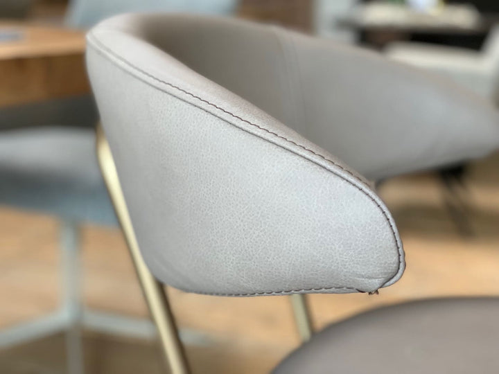 Küchenstuhl Leder modern Detail der Rückenlehne in Beige mit feiner Naht und hochwertiger Lederstruktur