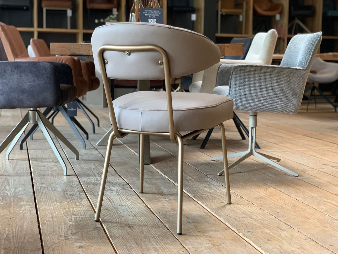 Küchenstuhl Leder modern in Beige Rückansicht mit gepolsterter Sitzfläche und Rückenlehne auf filigranem Metallgestell im Esszimmer