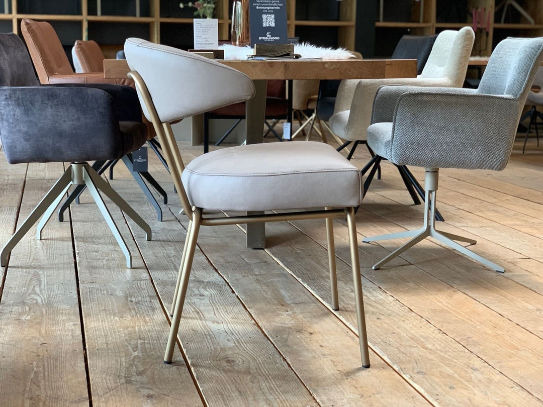Küchenstuhl Leder modern in Beige Seitenansicht mit gepolsterter Sitzfläche und schlankem Metallgestell im Esszimmer