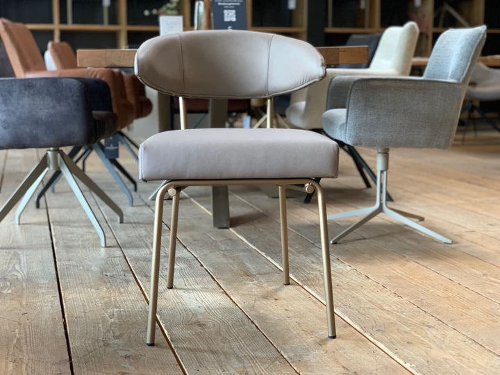 Küchenstuhl Leder modern in Beige Vorderansicht mit gepolsterter Sitzfläche und Rückenlehne auf filigranem Metallgestell im Essbereich