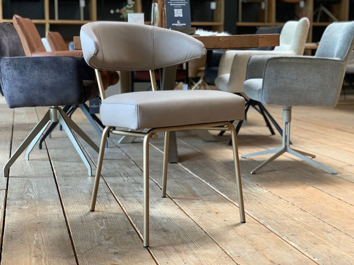 Küchenstuhl Leder modern in Beige mit gepolsterter Sitzfläche und Rückenlehne auf filigranem Metallgestell im Essbereich