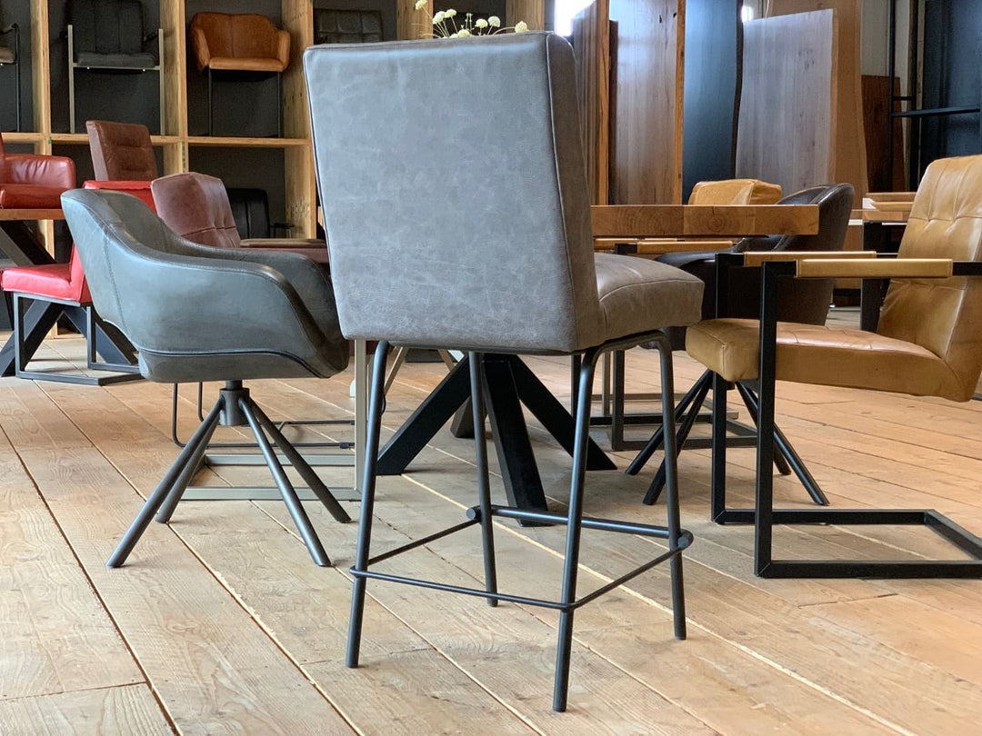 Rückansicht eines modernen Küchenthekenstuhls mit hochwertigem Lederbezug, klarer Linienführung und stabiler Metallkonstruktion mit Fußstütze – stilvoller Barstuhl für Küche und Essbereich im eleganten, zeitlosen Design.