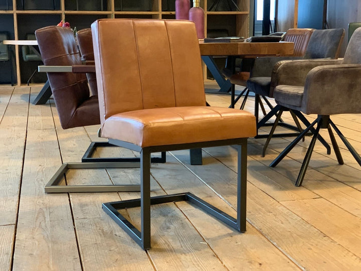 Leder Freischwinger Stuhl ohne Armlehnen in der Lederfarbe Cognac mit schwarzen Untergestell