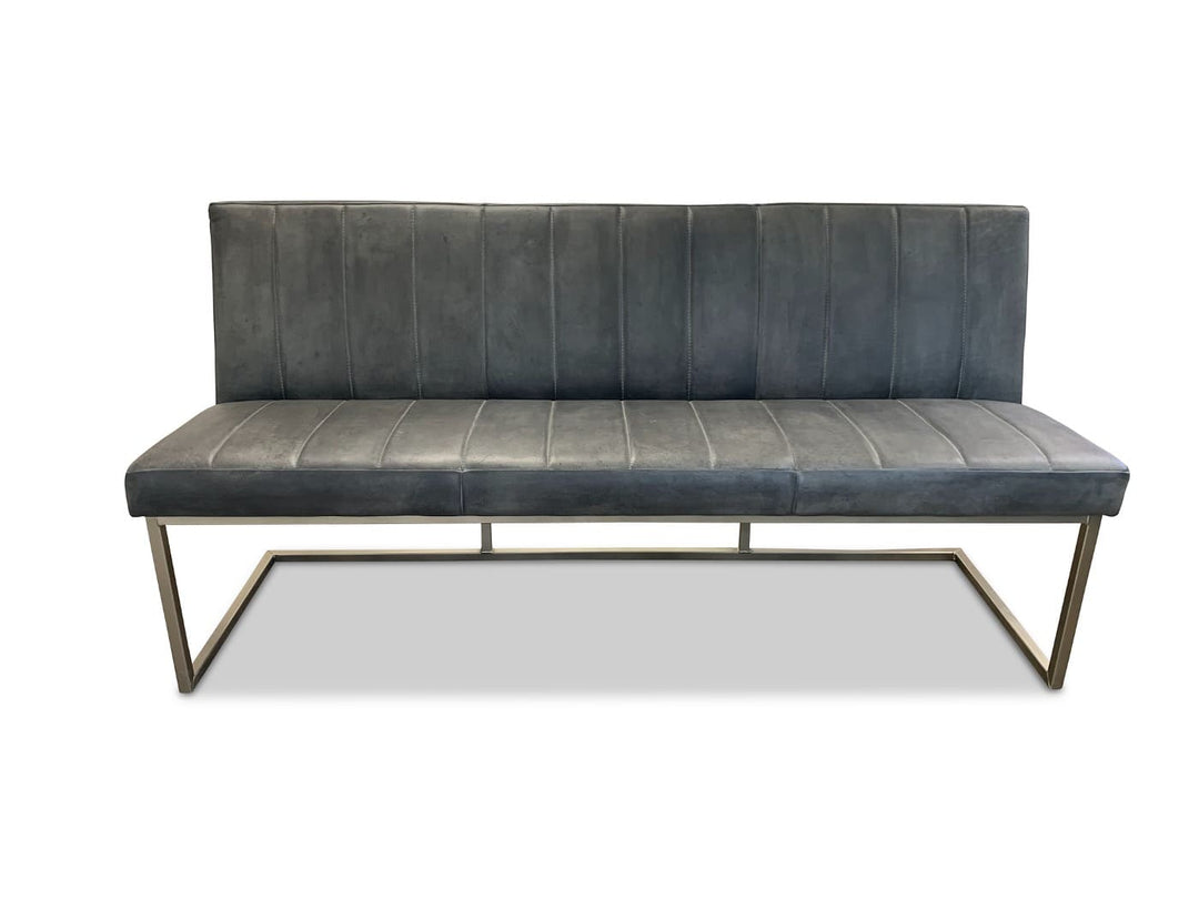 Moderne Lederbank als Polsterbank mit grauem Lederbezug und vertikaler Steppung, kombiniert mit filigranem Metallgestell im Industrial-Design.