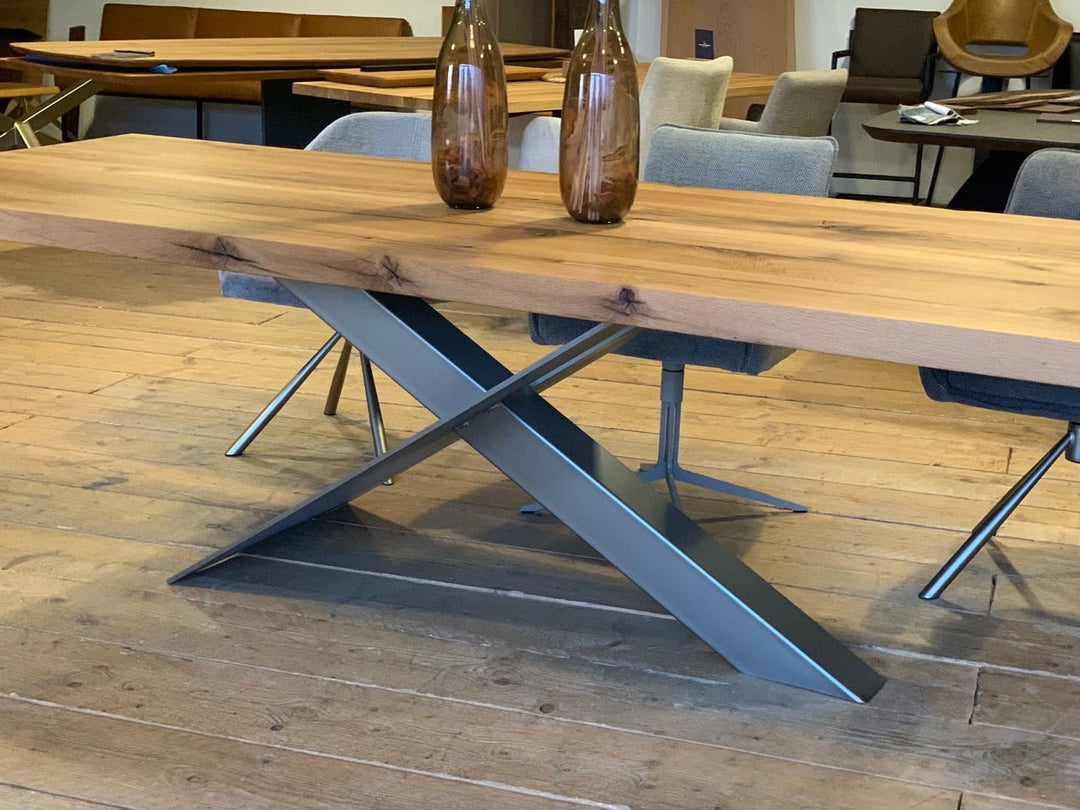 Massiver Esstisch aus Eiche Altholz Stella – Modern & maßgefertigt – Steelwood Interior