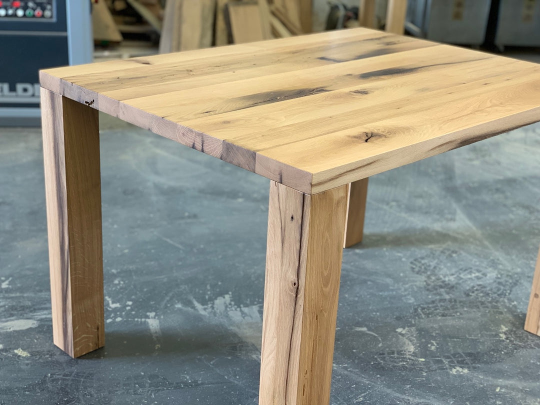 Ansicht Tischbeine massiver Holztisch Eiche Altholz 