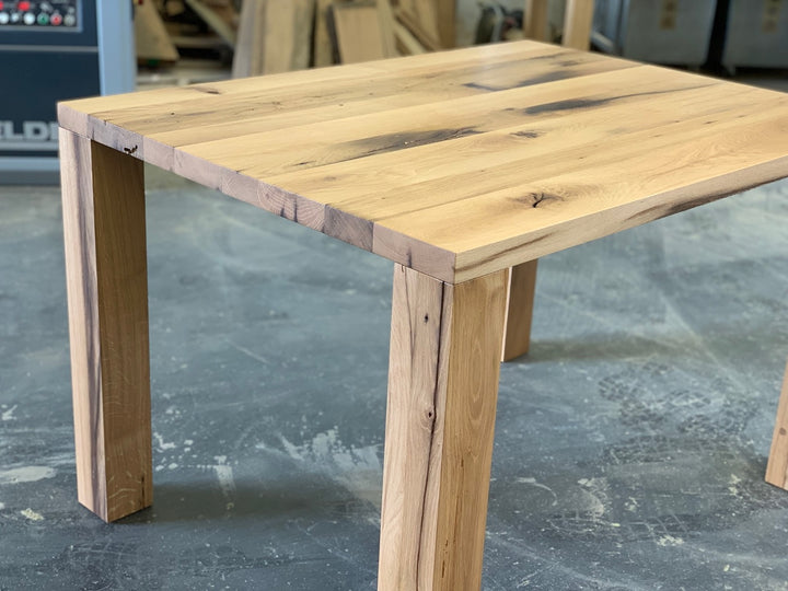 Ansicht Tischbeine massiver Holztisch Eiche Altholz 