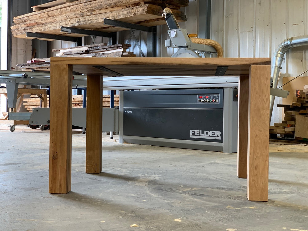 Aufnahme aus der Werkstatt Seitenansicht Massiver Holztisch aus Eiche Atholz