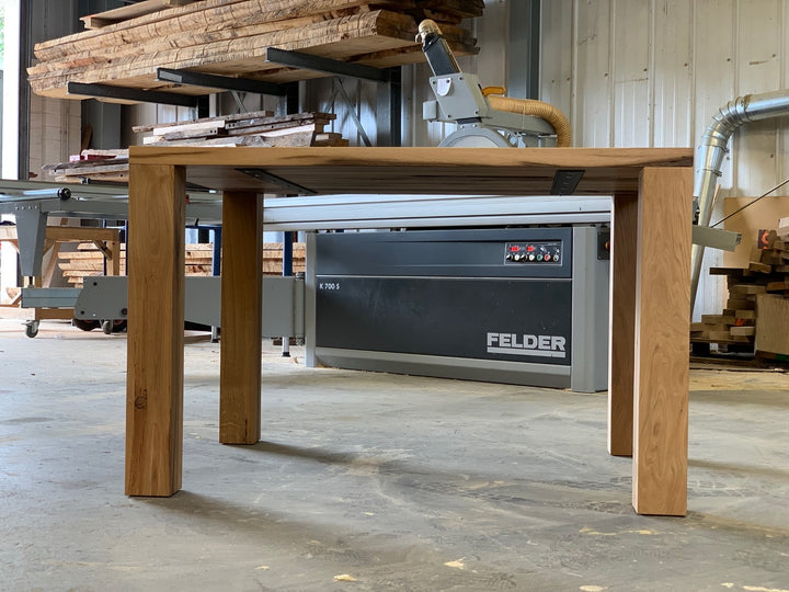 Aufnahme aus der Werkstatt Seitenansicht Massiver Holztisch aus Eiche Atholz