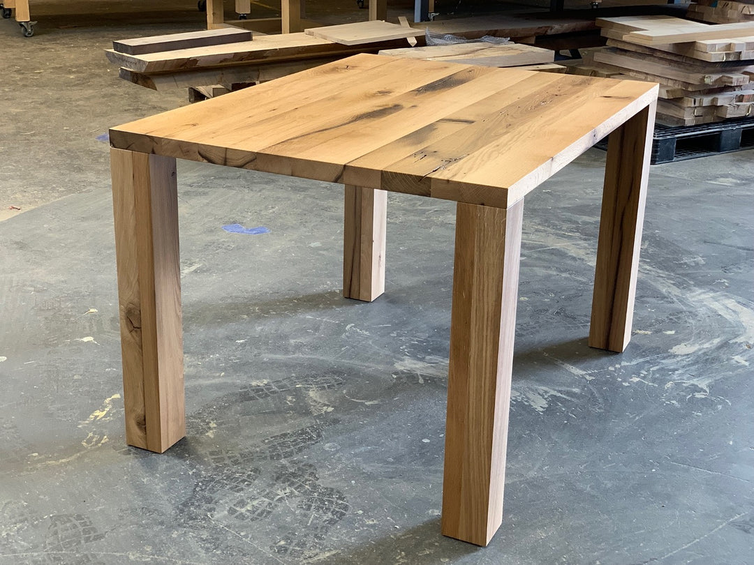 Massiver Holztisch aus Eiche Altholz mit Holzbeinen 