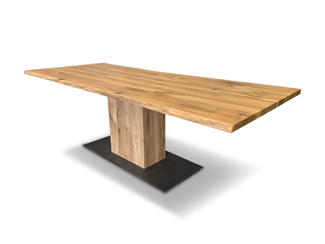 Massivholztisch Eiche mit Mittelfuß aus Holz. 