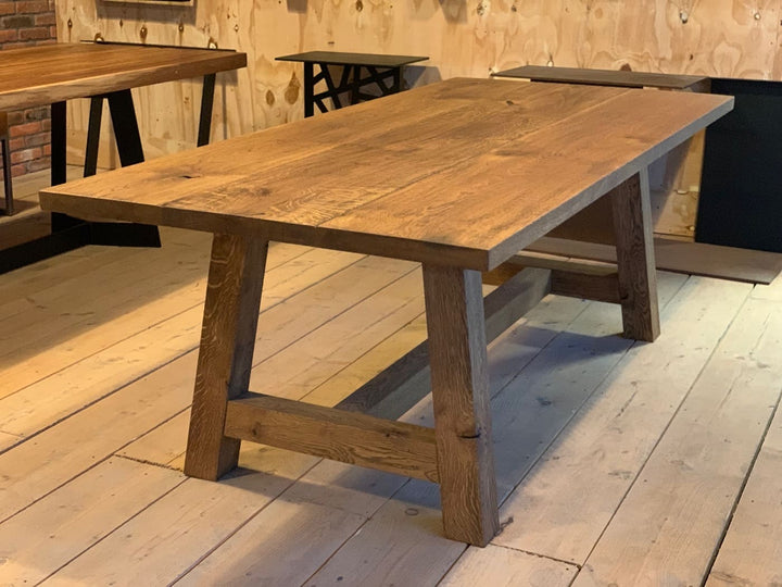 Massivholztisch Eiche Aufnahme aus der Ausstellung