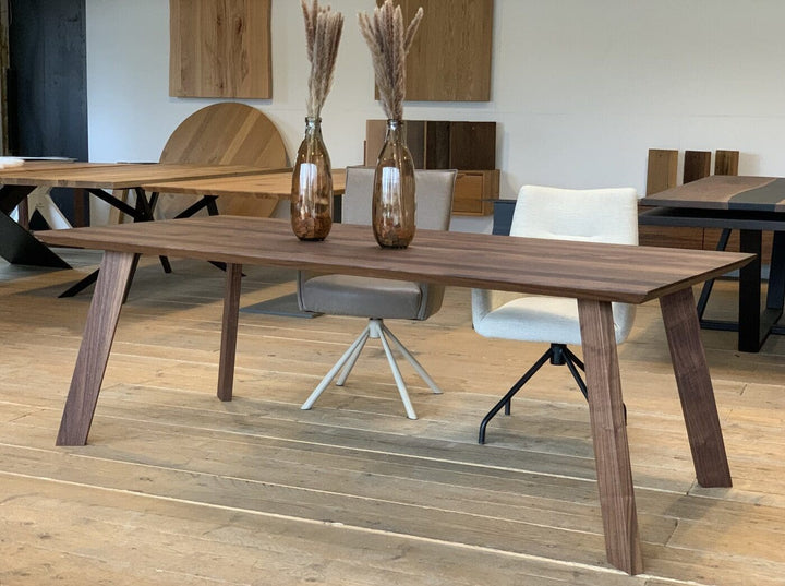 Massivholztisch mit Tischbeine Holz nach Mass Stina