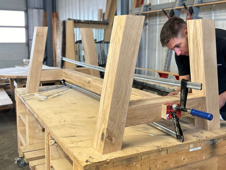 Mitarbeiter von Steelwood fertigt das Tischgestell Massivholz nach Mass Parson
