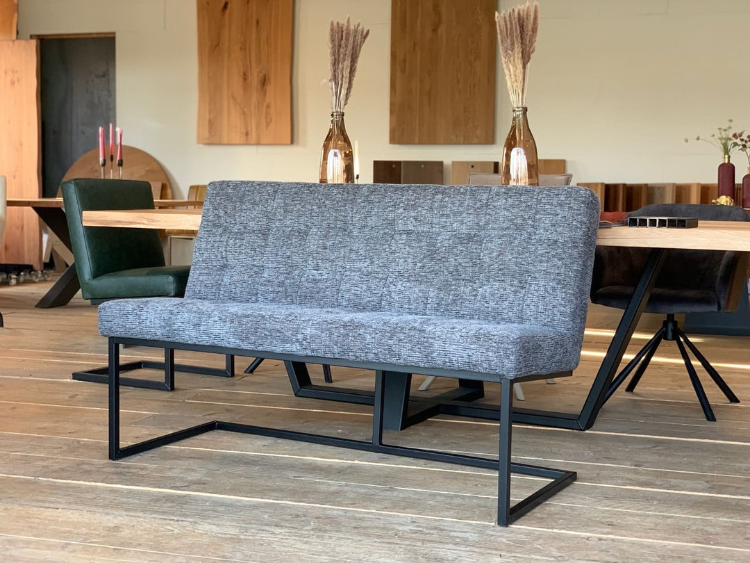 Moderne Sitzbank aus Stoff in Grau mit schwarzem Metallgestell, minimalistisch gestaltet und platziert an einem Esstisch im stilvollen Wohn- und Essbereich