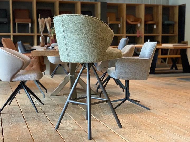 Moderner Barhocker Stoff drehbar in Rückansicht, gepolsterte Rückenlehne mit strukturiertem Stoffbezug, ergonomische Form und stabiles Metallgestell mit Sternfuß, ideal für moderne Küchen und stilvolle Essbereiche.