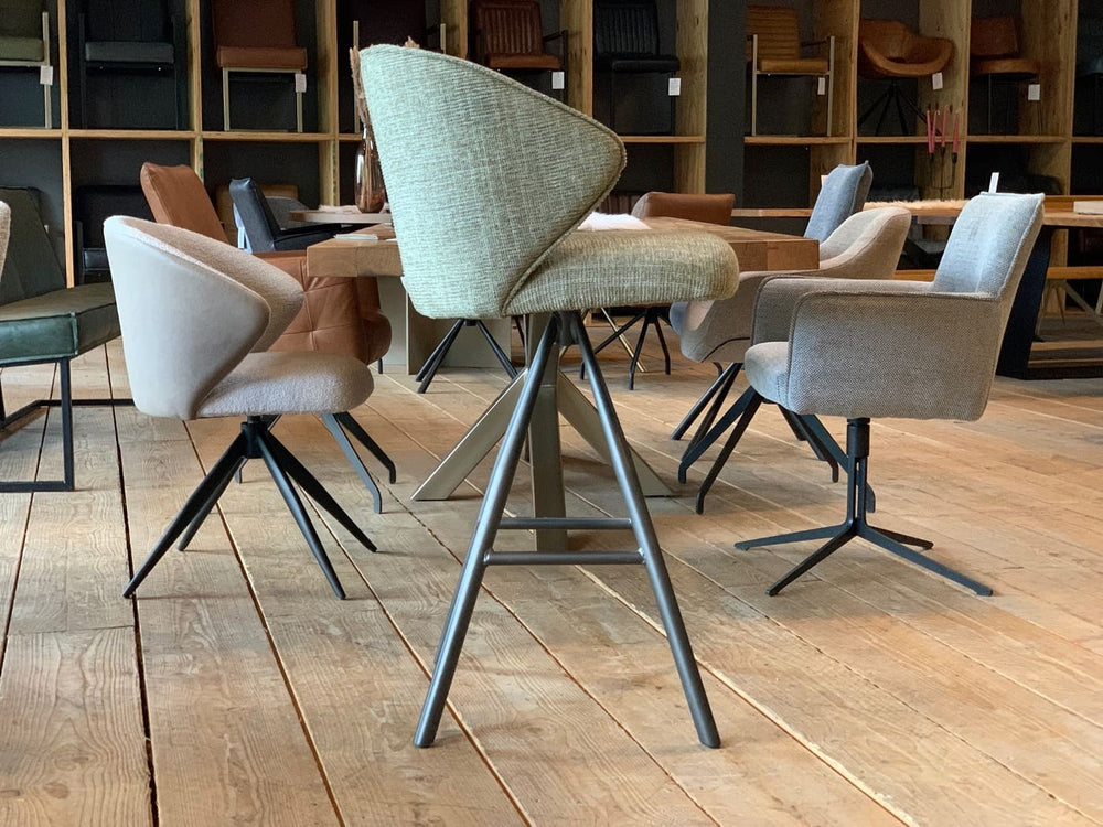 Moderner Barhocker Stoff drehbar in Seitenansicht, gepolsterte Sitzschale mit Armlehnen und strukturierter Stoffbezug, elegantes Metallgestell mit Sternfuß, ideal für moderne Küchen und stilvolle Essbereiche.