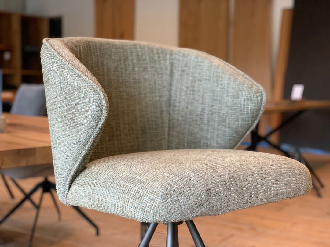 Moderner Barhocker Stoff drehbar in Detailansicht der Sitzschale, gepolsterte Rückenlehne mit strukturierter Stoffoberfläche, ergonomische Form für hohen Sitzkomfort und modernes Design für stilvolle Wohn- und Essbereiche.