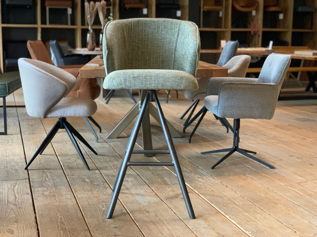 Moderner Barhocker Stoff drehbar in Vorderansicht, gepolsterte Sitzschale mit Armlehnen und strukturierter Stoffbezug, ergonomisches Design und stabiles Metallgestell mit Sternfuß, ideal für moderne Küchen und stilvolle Essbereiche.