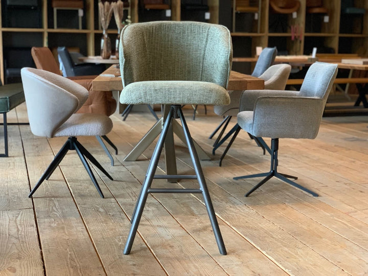 Moderner Barhocker Stoff drehbar in Vorderansicht, gepolsterte Sitzschale mit Armlehnen und strukturierter Stoffbezug, ergonomisches Design und stabiles Metallgestell mit Sternfuß, ideal für moderne Küchen und stilvolle Essbereiche.