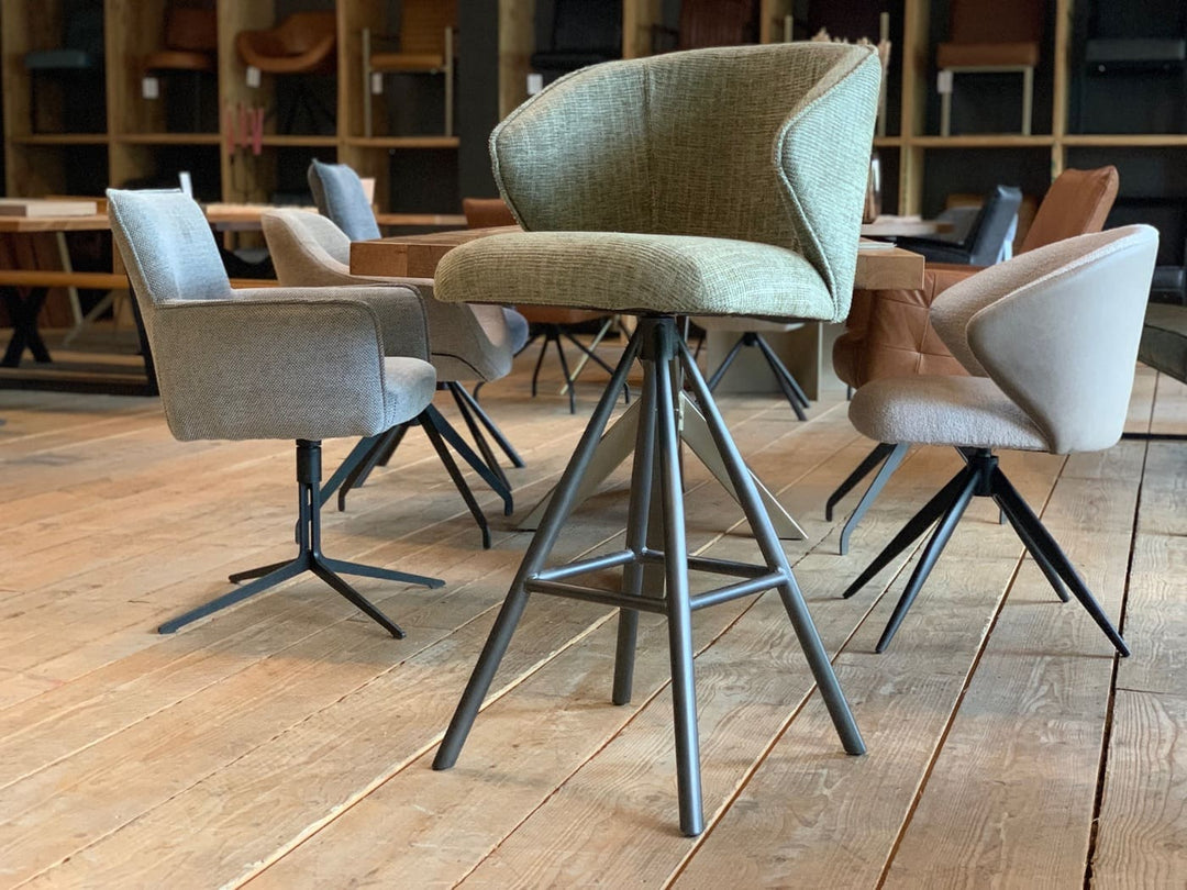 Moderner Barhocker Stoff drehbar in stilvollem Design, gepolsterte Sitzschale mit Armlehnen und strukturierter Stoffbezug, stabiles Metallgestell mit Sternfuß, ideal für moderne Küchen und Essbereiche.