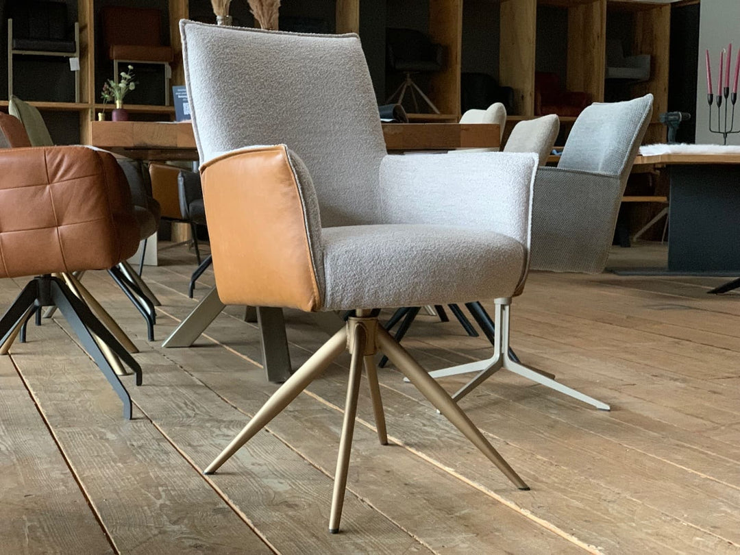 Moderner Design Esszimmerstuhl drehbar mit hoher Rückenlehne, heller Stoffbezug mit Lederdetails und stabilem Metallgestell in zeitgemäßem Stil
