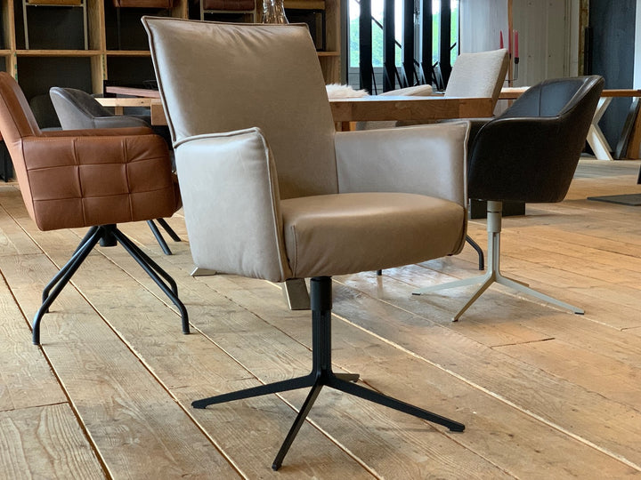Moderner Drehstuhl Leder hohe Rückenlehne in der Lederfarbe Taupe und einem Schwarzem Untergestell 