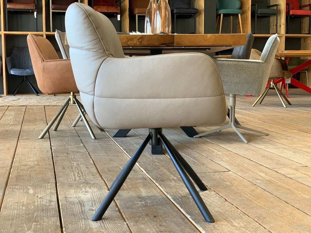 Moderner Esszimmer Drehsessel Leder Seitenansicht in Beige mit Armlehnen und schwarzem Metallgestell