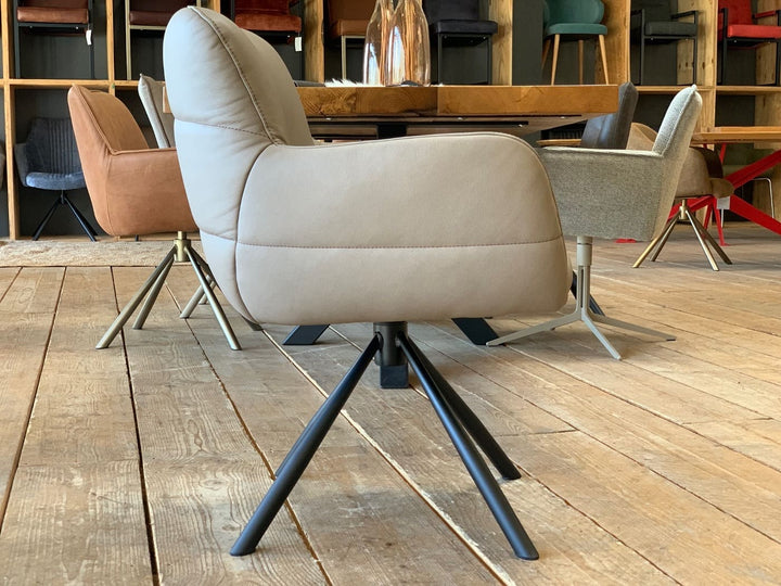 Moderner Esszimmer Drehsessel Leder Seitenansicht in Beige mit Armlehnen und schwarzem Metallgestell