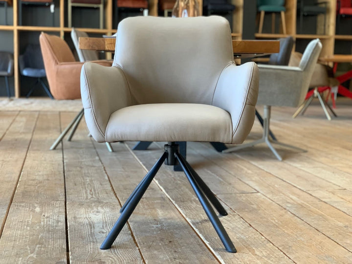 Moderner Esszimmer Drehsessel Leder Vorderansicht in Beige mit Armlehnen und gepolsterter Sitzfläche auf schwarzem Metallgestell