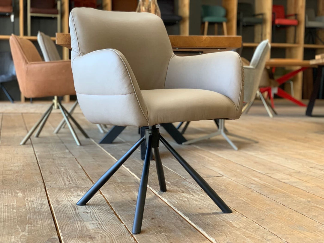 Moderner Esszimmer Drehsessel Leder in hellem Beige mit Armlehnen und schwarzem Metallgestell