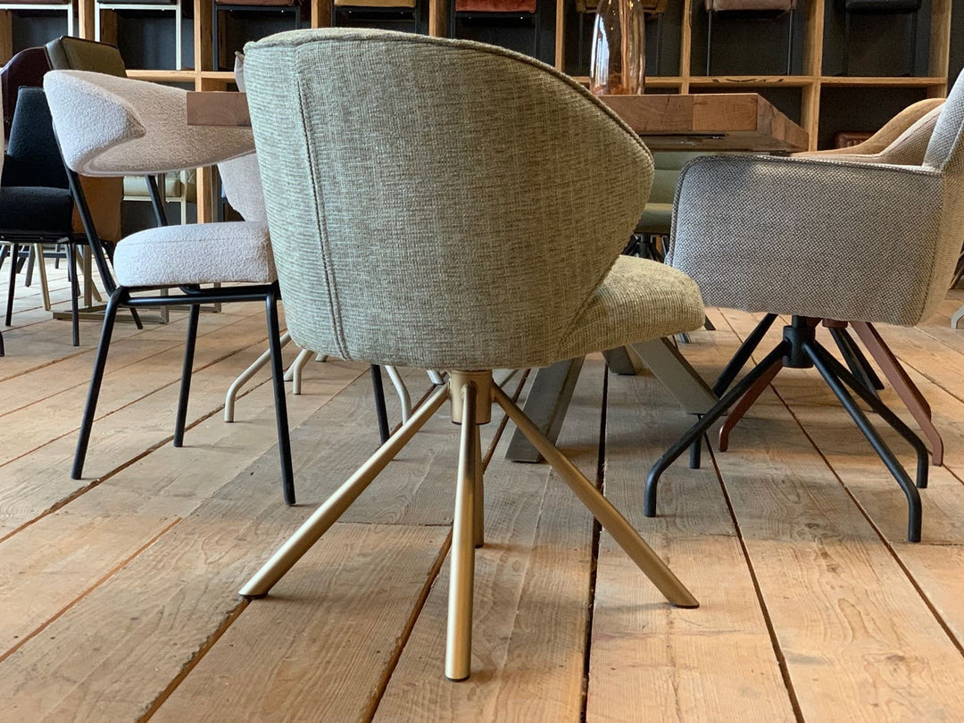 Moderner Esszimmer Drehstuhl – Rückansicht eines drehbaren Esszimmerstuhls mit hochwertigem Stoffbezug, ergonomischer Schalenform und stabilem Metallgestell