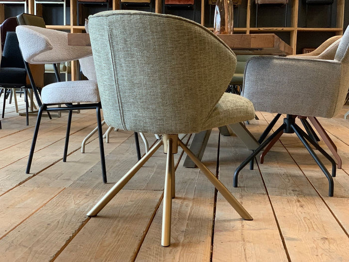 Moderner Esszimmer Drehstuhl – Rückansicht eines drehbaren Esszimmerstuhls mit hochwertigem Stoffbezug, ergonomischer Schalenform und stabilem Metallgestell