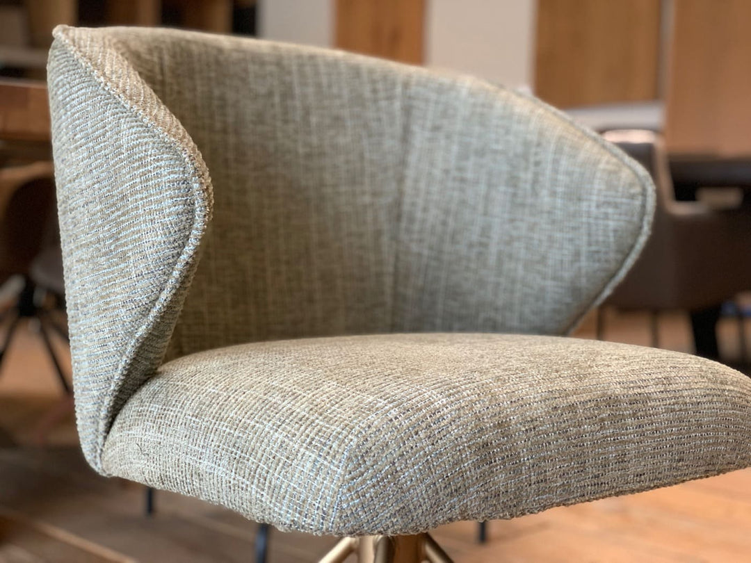 Moderner Esszimmer Drehstuhl – Detailaufnahme der Sitzschale eines drehbaren Esszimmerstuhls mit hochwertigem Stoffbezug und ergonomischer Form
