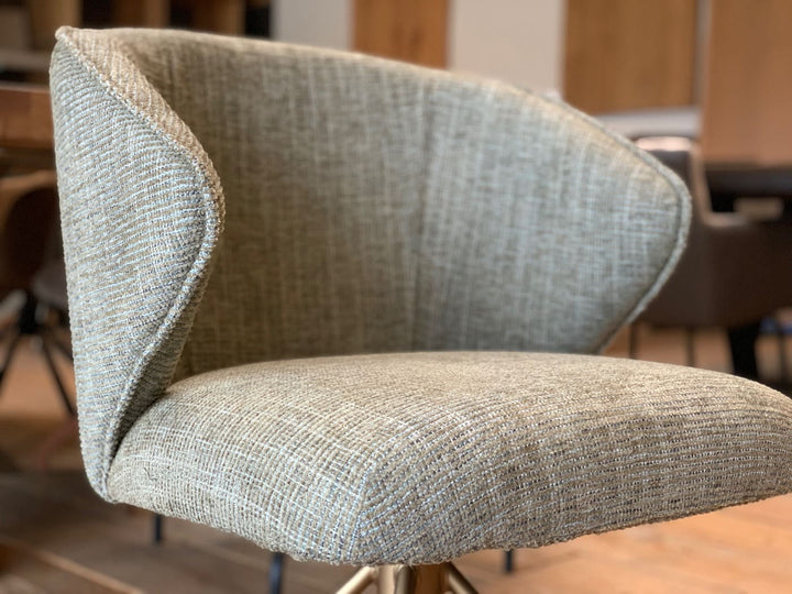 Moderner Esszimmer Drehstuhl – Detailaufnahme der Sitzschale eines drehbaren Esszimmerstuhls mit hochwertigem Stoffbezug und ergonomischer Form