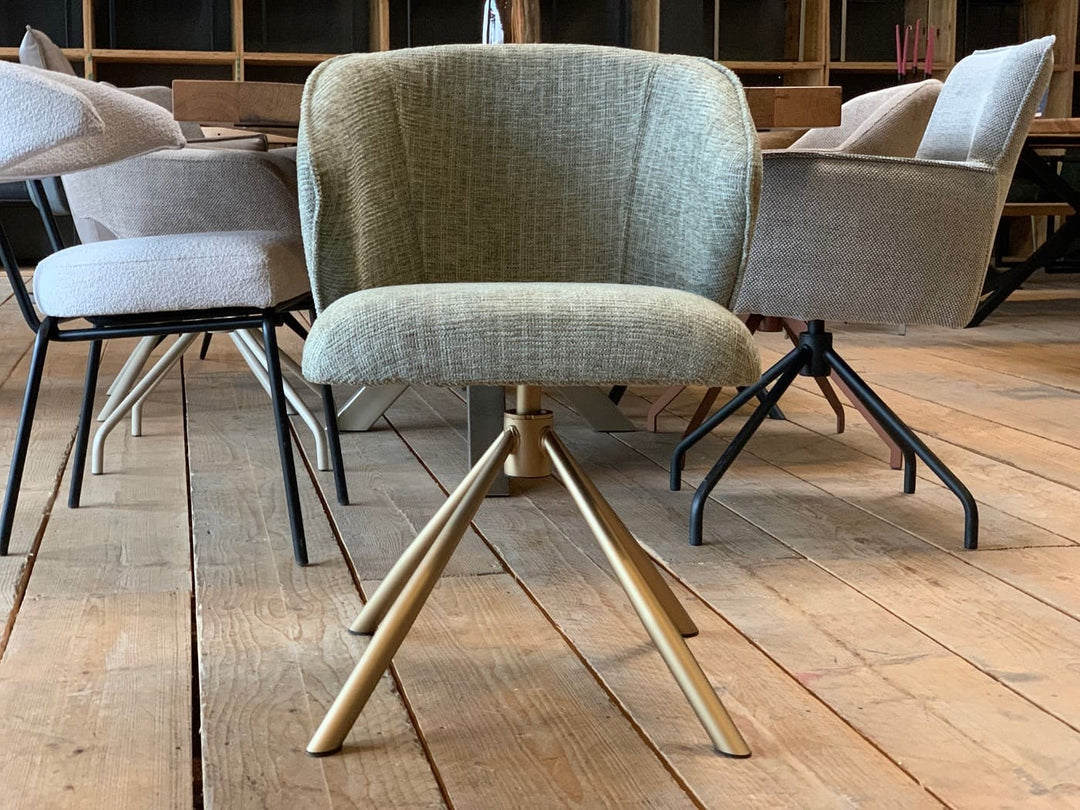 Moderner Esszimmer Drehstuhl – Vorderansicht eines drehbaren Esszimmerstuhls mit Stoffbezug, komfortabler Sitzfläche und stabilem Metallgestell im modernen Design