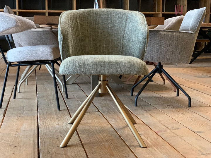 Moderner Esszimmer Drehstuhl – Vorderansicht eines drehbaren Esszimmerstuhls mit Stoffbezug, komfortabler Sitzfläche und stabilem Metallgestell im modernen Design