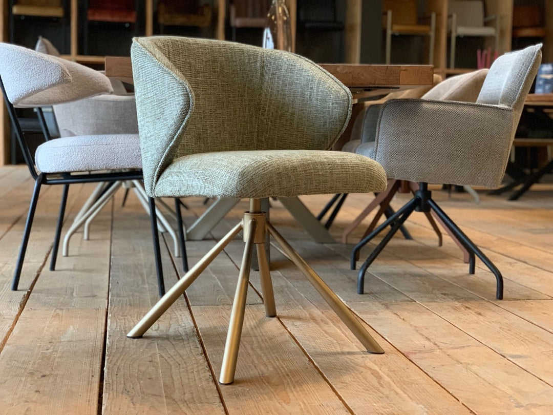 Moderner Esszimmer Drehstuhl – stilvoller drehbarer Esszimmerstuhl mit gepolsterter Stoff-Sitzschale und elegantem Metallgestell im modernen Wohnbereich