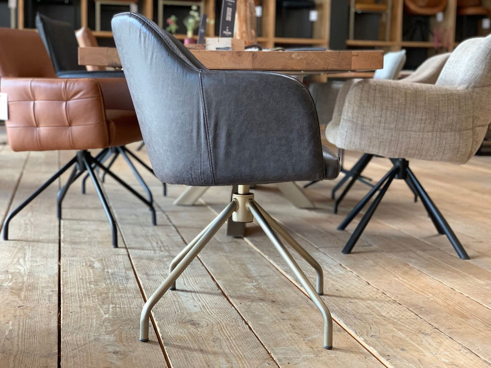 Seitenansicht eines schwarzem Lederstuhls. Der Esszimmerstuhl aus Leder wirkt hochwertig und modern. Ein Drehstuhl mit echtem Leder. 