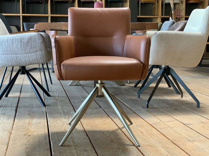 Vorderansicht des modernen, drehbaren Lederstuhls Modell 119T mit ergonomisch geformter Rückenlehne und komfortabel gepolsterter Sitzfläche. Der hochwertige Lederbezug und die abgesetzte Karo-Besteppung verleihen dem Stuhl eine elegante, strukturierte Optik. Das stabile Metallgestell und die klare Linienführung betonen das moderne Design.