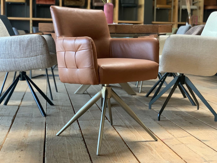 Moderner, drehbarer Lederstuhl Modell 119T mit gepolsterter Sitzfläche und Rückenlehne, bezogen mit hochwertigem Leder. Der Stuhl verfügt über eine 360-Grad-Drehfunktion, ein stabiles Metallgestell und ein zeitgemäßes, minimalistisches Design, passend für Esszimmer, Büro oder Konferenzraum.