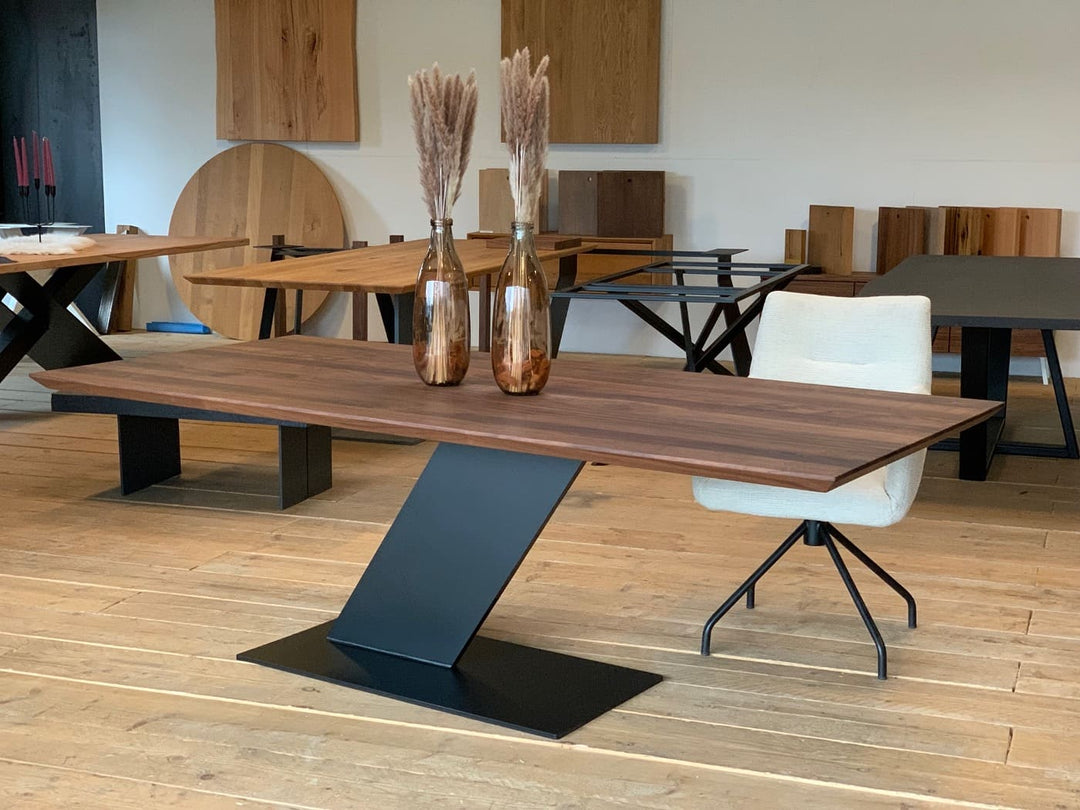 Nussbaum Tisch Zara mit Mittelfuß aus Stahl