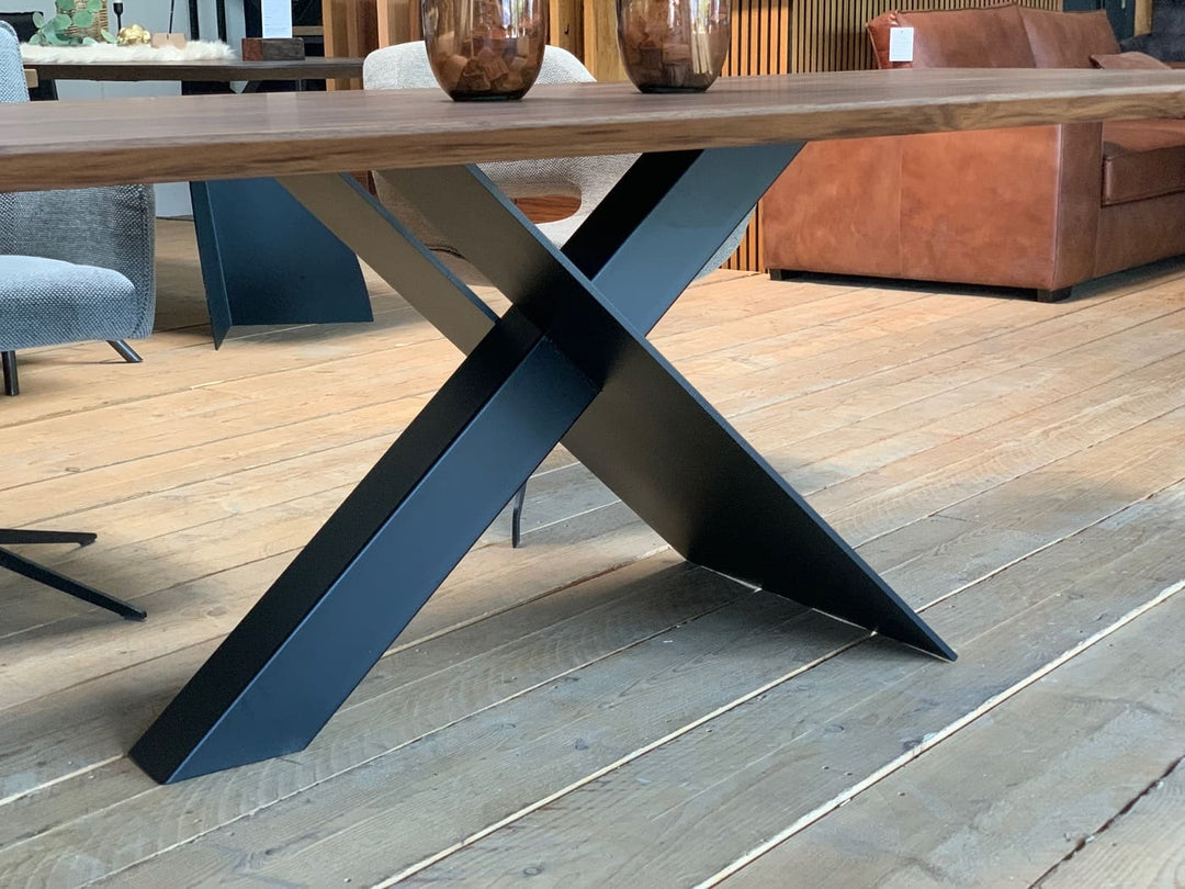 Detail Ansicht Mittelfuß Tischgestell aus Metall Stella