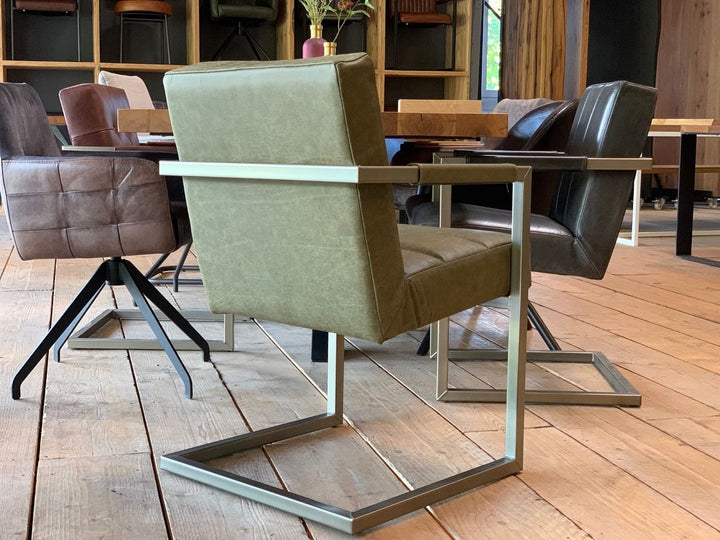 Polsterstuhl Esszimmer Leder Ansicht von der Rückseite des Lederstuhls in Olivfarbendem Leder und der Gestellrahmen hat die Farbe silber. 