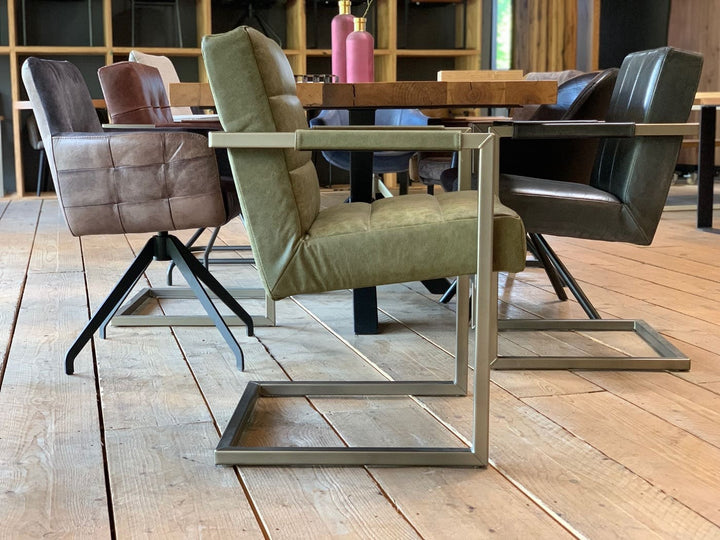 Seitenansicht Polsterstuhl Esszimmer aus Leder mit Olivgrünem Leder und das Untergestell in silber dargestelllt. 