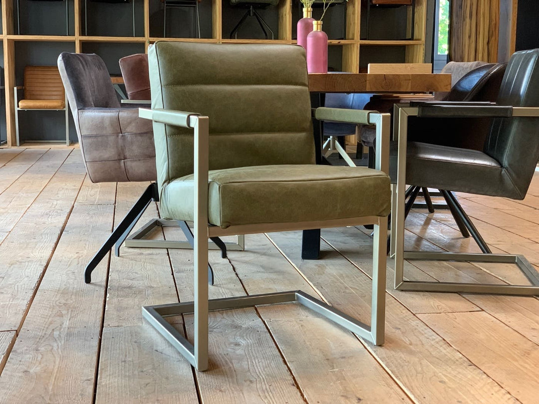 Olivgrüner Polsterstuhl Esszimmer Leder mit glatter Lederpolsterung und silbernem Metallgestell.