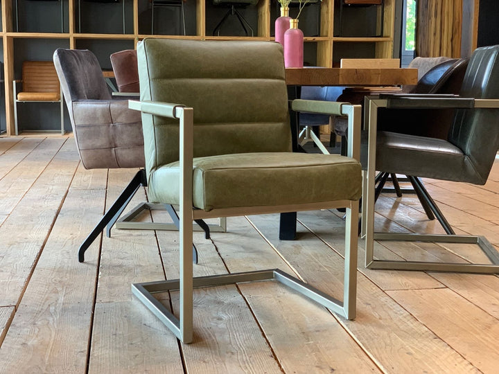 Olivgrüner Polsterstuhl Esszimmer Leder mit glatter Lederpolsterung und silbernem Metallgestell.