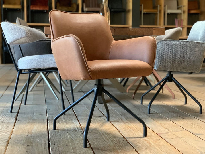 Moderner Polsterstuhl aus hochwertigem Leder in edlem Cognac-Ton, mit drehbarem Gestell – stilvoller Komfort und zeitloses Design für Esszimmer oder Besprechungsräume.