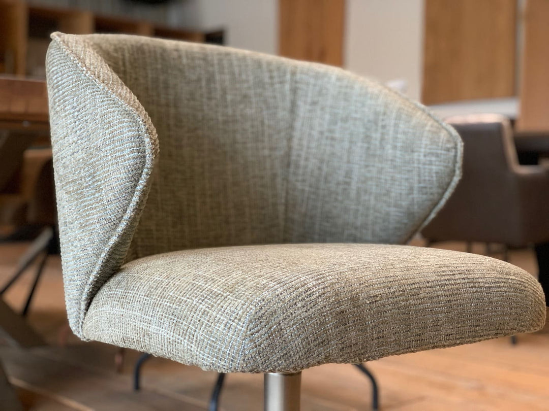 Polsterstuhl drehbar Stoff – Detailaufnahme der gepolsterten Sitzschale eines modernen Esszimmerstuhls mit hochwertigem Stoffbezug und ergonomischer Form